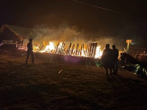 Шатаж байсан гэрээс хоёр иргэнийг гаргаж, амь насыг нь аварлаа